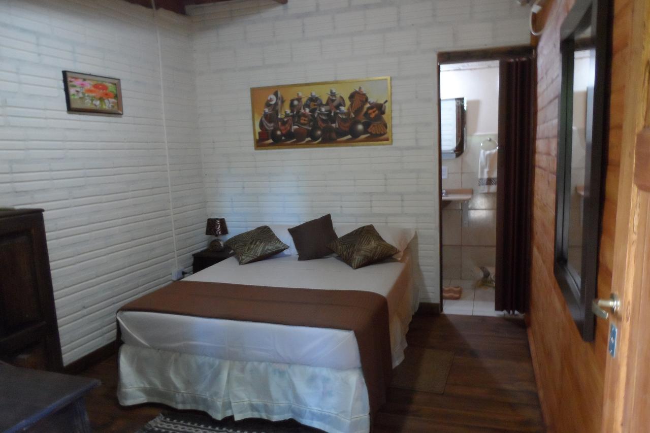Garden Stone Hostel Puerto Iguazu Bagian luar foto